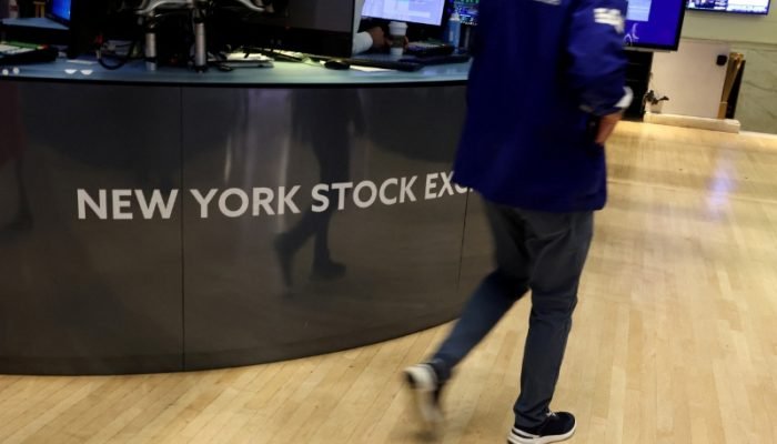 Operadores trabalham na bolsa de Nova York 4 de setembro de 2024 REUTERS/Brendan McDermid