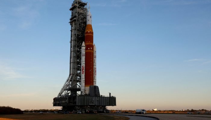 O foguete lunar de próxima geração da NASA, o Space Launch System (SLS), com a cápsula tripul...