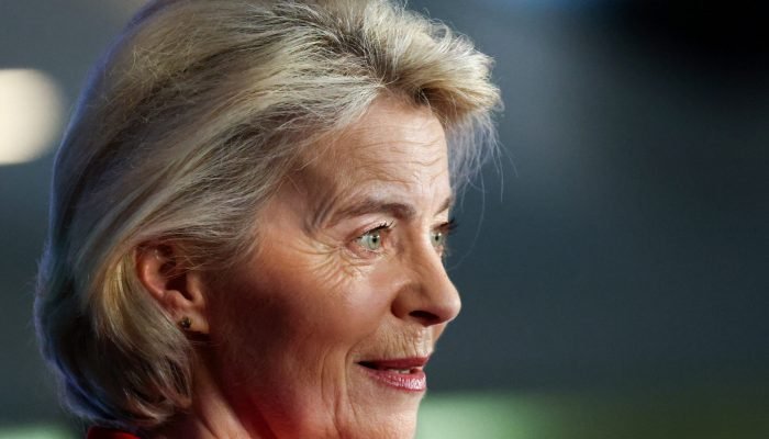 A presidente da Comissão Europeia, Ursula von der Leyen, discursa em uma conferência sobre as r...