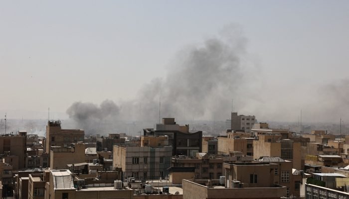 Fumaça sobe após uma explosão, depois que Israel e os EUA lançaram ataques contra o Irã, em ...