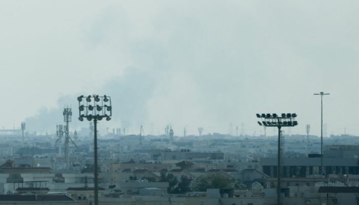 Fumaça permanece no céu após relatos de ataques com mísseis iranianos, em resposta aos ataque...