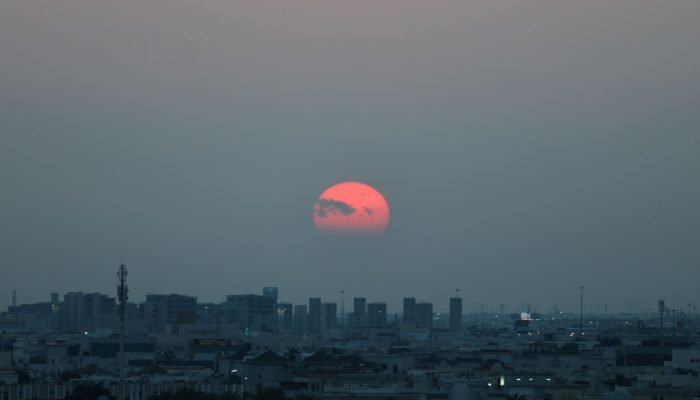 O sol se põe no horizonte da cidade, após relatos de ataques com mísseis iranianos, na sequên...