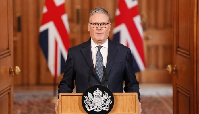 O primeiro-ministro britânico, Keir Starmer, faz um pronunciamento em frente ao número 10 da Do...