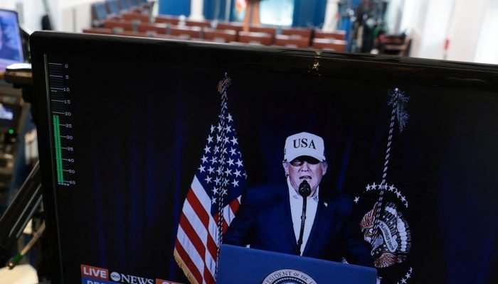 Um monitor de televisão exibe o anúncio anterior do presidente dos EUA, Donald Trump, na sala d...