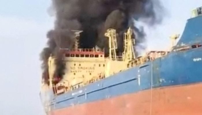 Fumaça sobe de um petroleiro sob sanções dos Estados Unidos, atingido ao largo da península d...