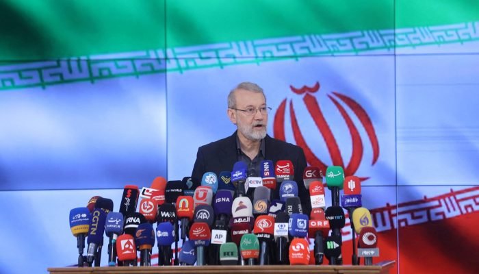 Ali Larijani, ex-presidente do parlamento do Irã, discursa em uma coletiva de imprensa após reg...