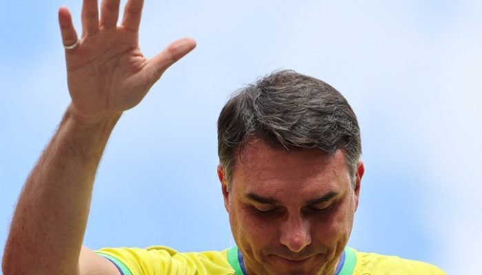 O senador brasileiro Flávio Bolsonaro gesticula durante comício de campanha, como pré-candidat...