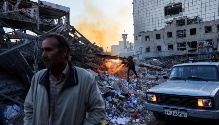 Consequências de um ataque israelense e dos EUA contra uma delegacia de polícia, em meio ao con...