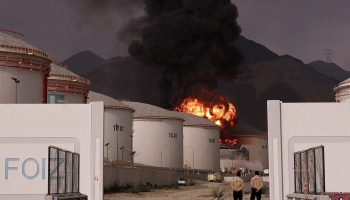 Fogo e fumaça se elevam na zona industrial de petróleo de Fujairah, provocados por destroços a...