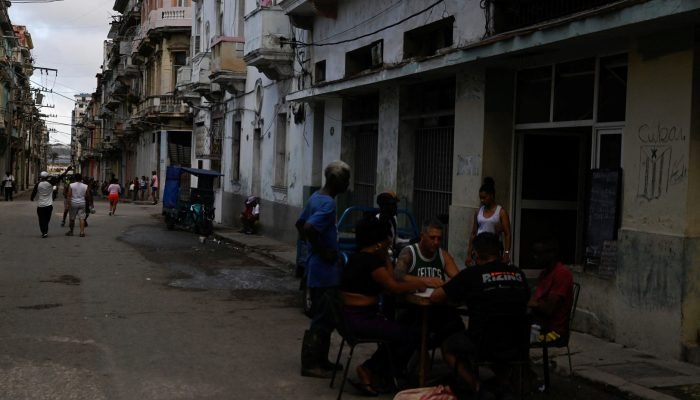 4 de março de 2026 - Pessoas jogam dominó na rua em Havana durante apagão. Foto: REUTERS/Norly...