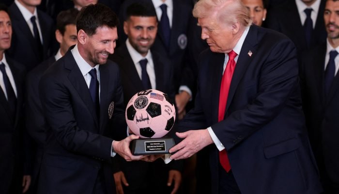 O presidente dos Estados Unidos, Donald Trump, recebe uma bola de futebol com detalhes em joias e...