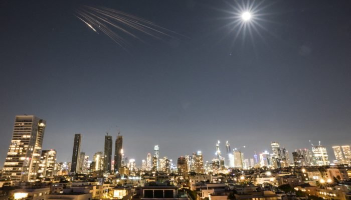 Míssil iraniano na região central de Israel 5/3/2026 REUTERS/Dylan Martinez