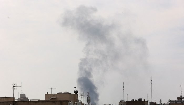 Fumaça sobe após uma explosão, em meio ao conflito entre os EUA e Israel com o Irã, em Teerã...
