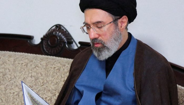 Mojtaba Khamenei, o segundo filho do Líder Supremo do Irã, o aiatolá Ali Khamenei, visita o es...