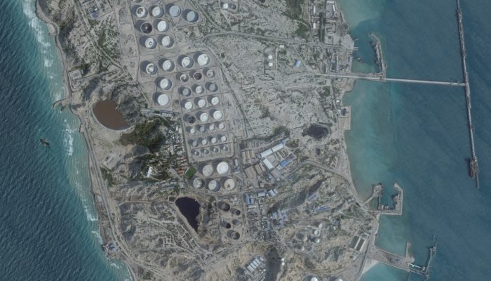 Uma imagem de satélite mostra um terminal petrolífero na Ilha de Kharg, Irã, em 25 de fevereir...