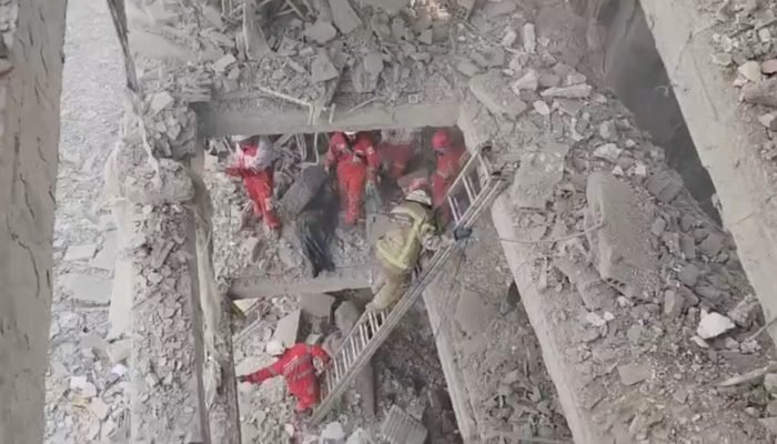 Trabalhos de resgate em prédio atingido por bombardeio em Teerã. Foto: Iranian Red Crescent Soc...