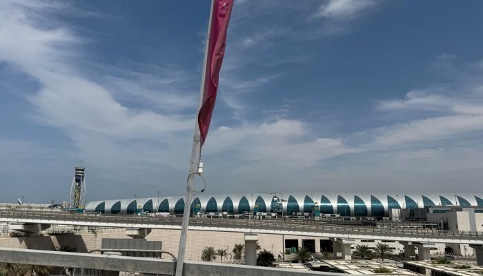 Exterior do Aeroporto Internacional de Dubai (DXB) após a queda de dois drones nas proximidades,...