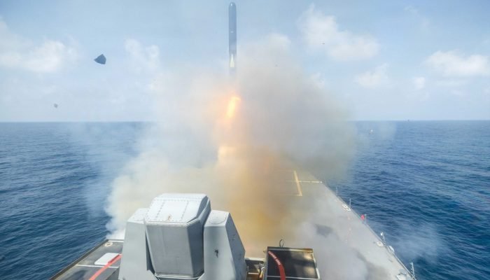 O destróier USS Spruance, dispara um míssil de ataque terrestre Tomahawk em apoio à Operação...