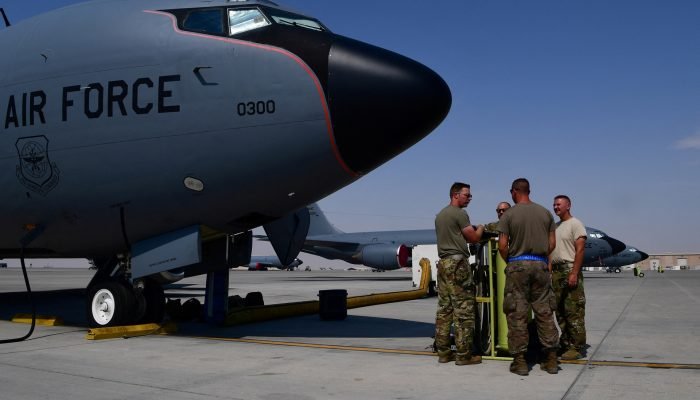Militares da Força Aérea dos EUA, do 28º Esquadrão Expedicionário de Reabastecimento Aéreo,...