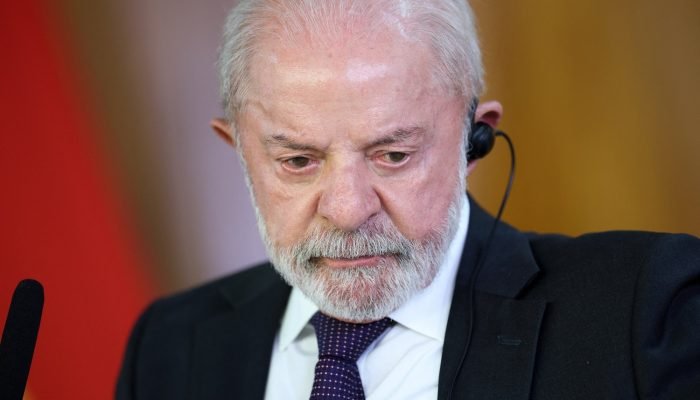 O presidente do Brasil, Luiz Inácio Lula da Silva, observa durante uma declaração conjunta à ...