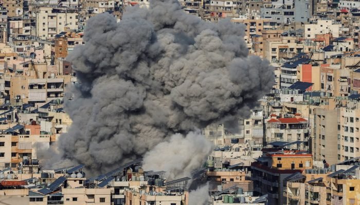 Fumaça sobe após um ataque israelense ao sul de Beirute, em meio à escalada entre Hezbollah e ...