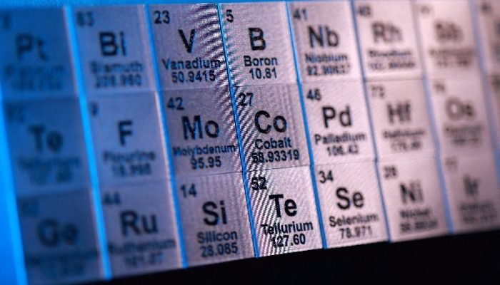 Ilustração mostra blocos com símbolos e números atômicos de elementos de terras raras 6/02/2...