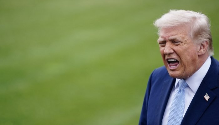 O presidente dos Estados Unidos Donald Trump fala com a imprensa ao deixar a Casa Branca rumo à ...