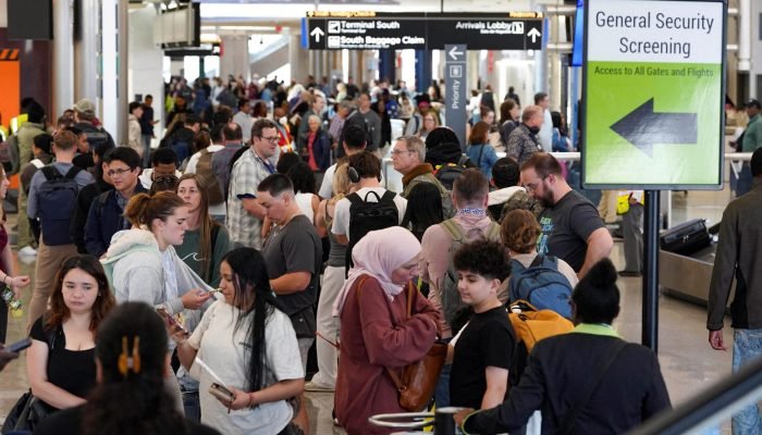 Fila em aeroporto de Atlanta (REUTERS/Megan Varner)