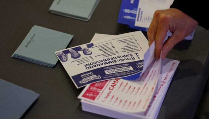 Eleitor vota em uma seção eleitoral durante o segundo turno das eleições para prefeito de Mar...