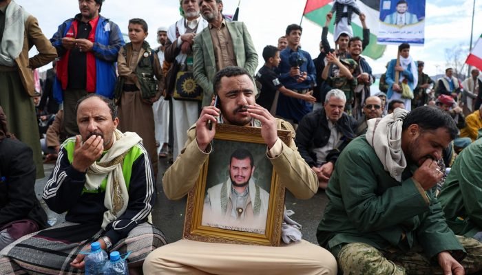 Simpatizantes dos houthis fazem manifestação em apoio ao Irã em Sanaa 27/03/2026 REUTERS/Khale...