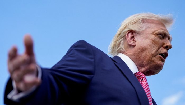 O presidente dos EUA, Donald Trump, fala com a imprensa ao chegar ao Aeroporto Internacional de M...