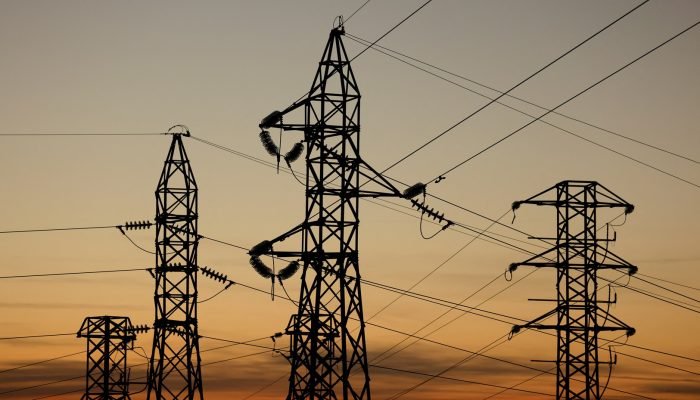 Linhas de energia conectando postes de eletricidade de alta tensão. REUTERS/Jon Nazca