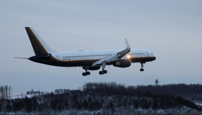 3jan2026---aviao-onde-estava-maduro-e-sua-esposa-se-aproxima-para-pousar-em-aeroporto-de-nova-york-1767476954275_v2_900x506