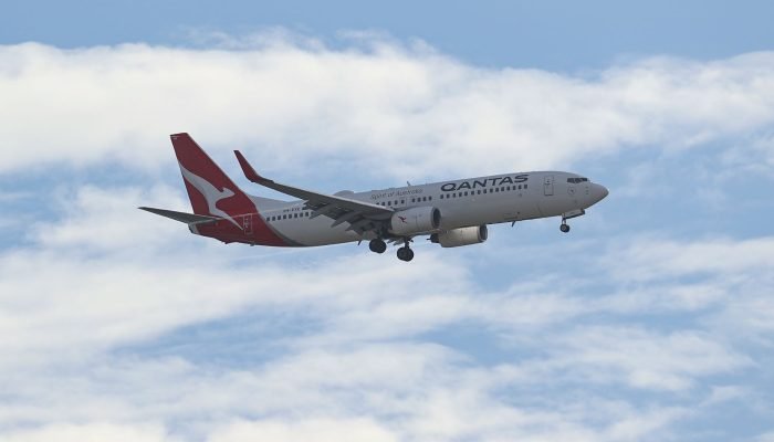 Uma aeronave da Qantas Airways se prepara para pousar no Aeroporto de Sydney, em Sydney, Austrál...