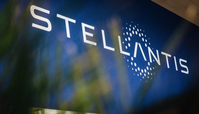 Logo da Stellantis na recepção do centro técnico da montadora em Velizy-Villacoublay, perto de...