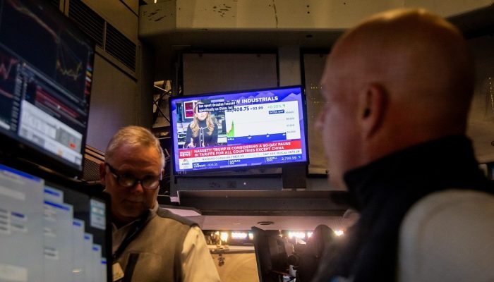 Uma televisão transmite notícias sobre tarifas no pregão da Bolsa de Valores de Nova York (NYS...