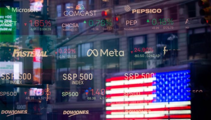 Informações sobre as ações da Meta no Nasdaq MarketSite em Nova York, EUA, na quinta-feira, 3...