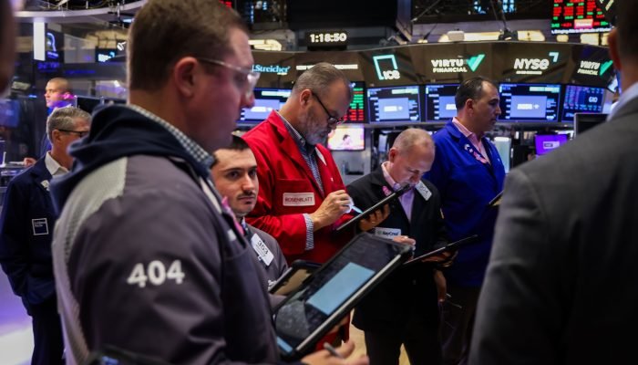 Traders trabalham na Bolsa de Valores de Nova York (NYSE). Fotógrafo: Michael Nagle/Bloomberg