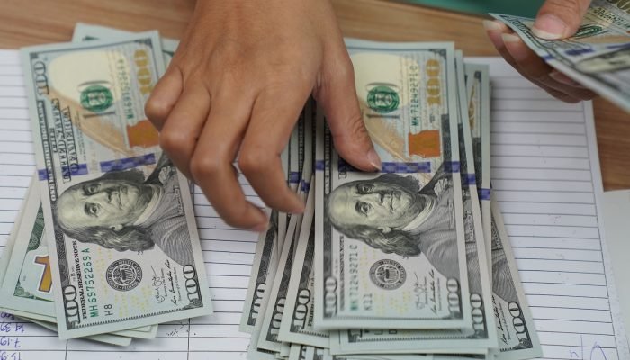 Um funcionário conta cédulas de dólar americano em uma casa de câmbio em Jacarta, na Indonés...