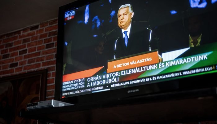 Uma tela mostra o primeiro ministro da Hungria, Viktor Orban, fazendo seu discurso anual, em14 de...