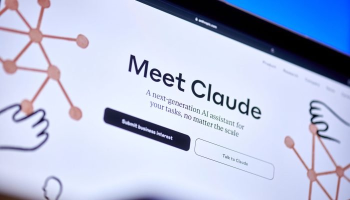 Medo de que ferramentas como o Claude, da Anthropic, vão bagunçar o negócio de softwares fez a...