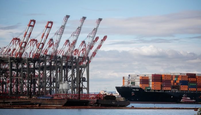 Um navio porta-contêiner deixa o Porto de Newark, em Elizabeth, Nova Jersey. Fotógrafo: Michael...