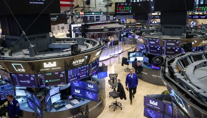 Operadores trabalham no pregão da Bolsa de Valores de Nova York. Fotógrafo: Michael Nagle/Bloom...