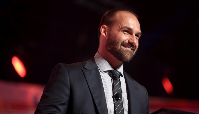 Eduardo Bolsonaro admite que votará em qualquer oposição a Lula na disputa eleitoral, mas não...