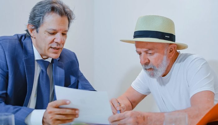 Presidente da República, Luiz Inácio Lula da Silva, durante reunião com o Ministro da Fazenda,...