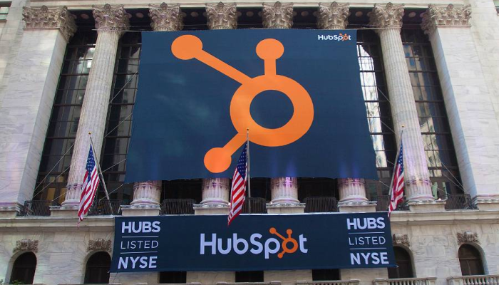 Faixa anuncia listagem da HubSpot na NYSE (Foto: Divulgação / NYSE)