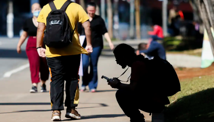 Pessoas caminham em rua no Brasil (Foto: Paulo Pinto/Agência Brasil)