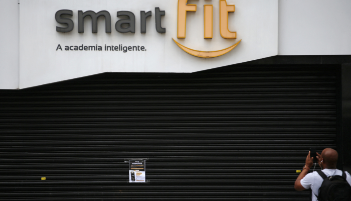 Homem tira foto de fachada de unidade da Smart Fit em São Paulo (REUTERS/Rahel Patrasso)