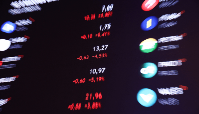 Painel eletrônico mostra cotações de ações na B3, em São Paulo 05/08/2024 REUTERS/Carla Car...