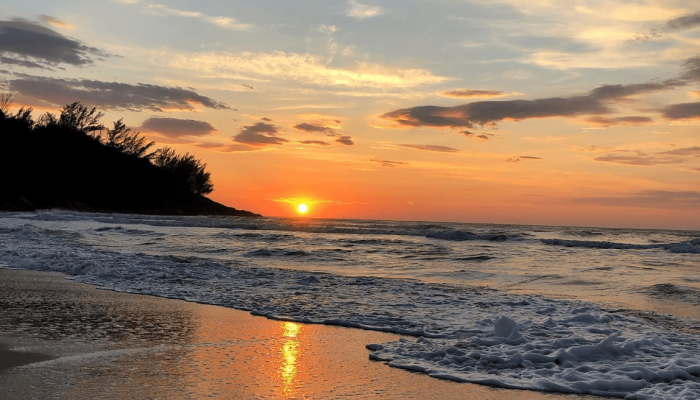 Praia da Ferrugem, em Garopaba (SC) (Foto: Reprodução do Facebook da Secretaria de Turismo, Esp...
